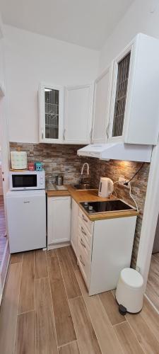 One-Bedroom Apartment image 4