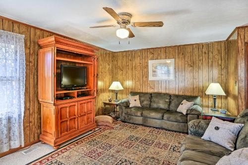 House with Fenced Yard and Shared Pier on Lake Waccamaw - image 7