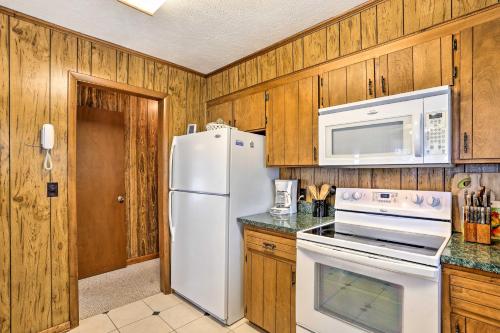 House with Fenced Yard and Shared Pier on Lake Waccamaw - image 3