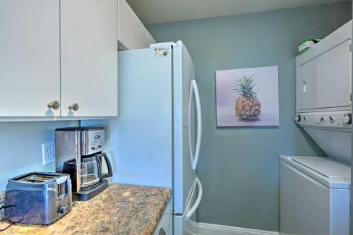 Edgewater Resort Condo Walk to Beachfront! - image 12