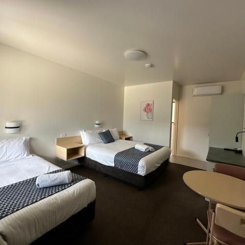 1 double bed, 1 twin bed