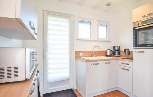 virtuve, 3 Bedroom Lovely Home In Saint-Aubin-Sur-Mer in Saint Aubin Sur Mer (Haute-Normandie)