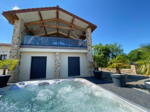 Domaine Chez Bascans Corps de ferme rénové avec jacuzzi et piscines 2 bassins gîte à louer Clarens