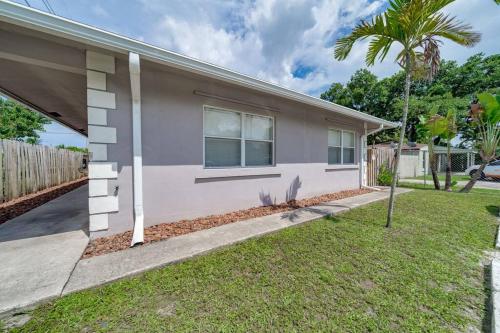 Modern home 10 minutes from Fort Lauderdale beach!