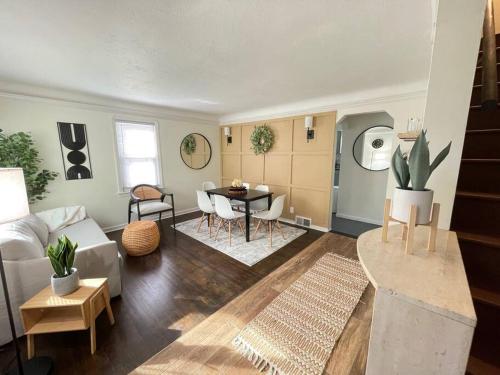New! Cozy 4-bedroom w/ free parking. Dogs welcome! in Berea, USA