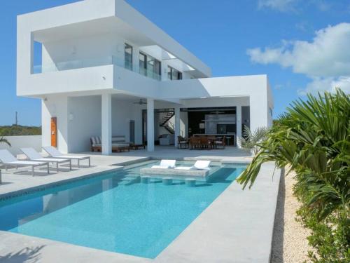 Ultra Modern Villa - Great Location and Ocean View