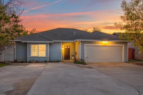 Entire 4-Bedroom Single Family Home near Rose Bowl