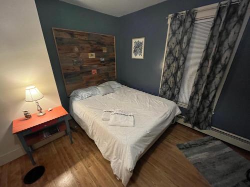 1 queen bed, 2 bunk beds