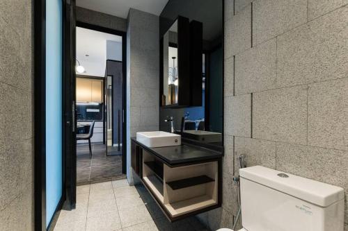 KLCC CityViewStayCation AT Scarletz Suites By HAPYHOME - image 11
