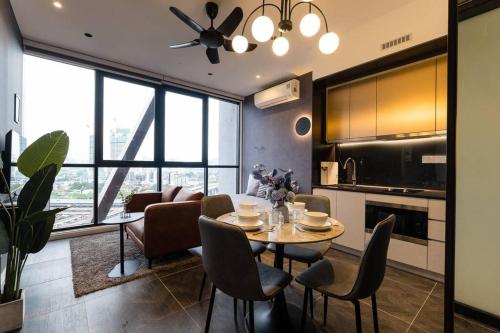 KLCC CityViewStayCation AT Scarletz Suites By HAPYHOME - image 14
