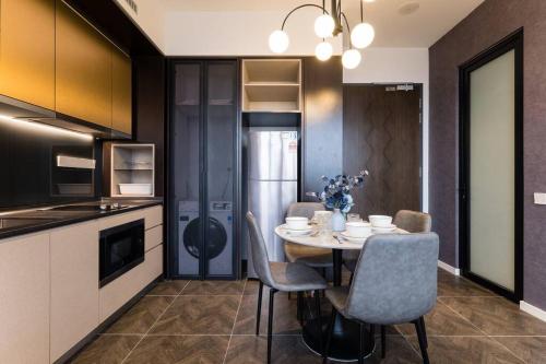 KLCC CityViewStayCation AT Scarletz Suites By HAPYHOME - image 8