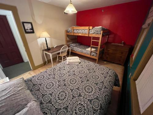 1 double bed, 2 bunk beds
