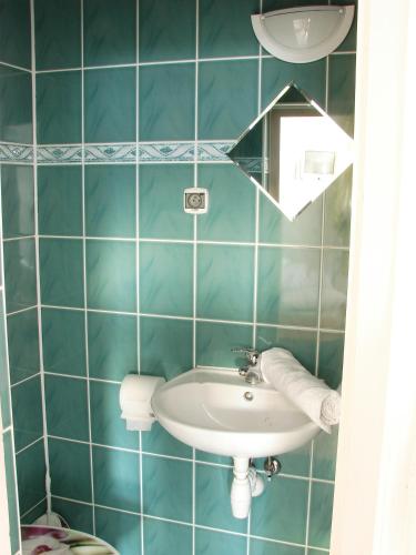 Small Double Room image 3