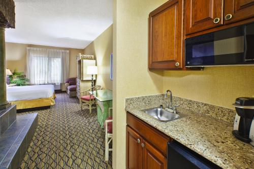 Holiday Inn Express Hotel & Suites - Belleville Area, an IHG Hotel