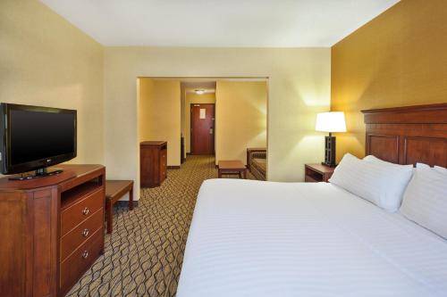 Holiday Inn Express Hotel & Suites - Belleville Area, an IHG Hotel