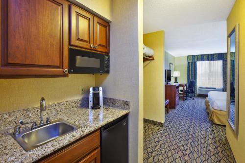 Holiday Inn Express Hotel & Suites - Belleville Area, an IHG Hotel