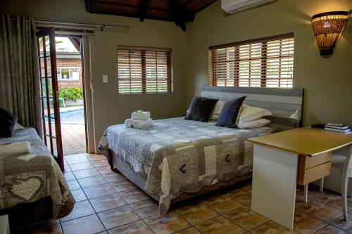 1 queen bed, 1 twin bed