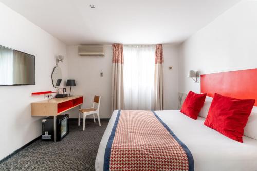 1 queen bed, 1 double bed