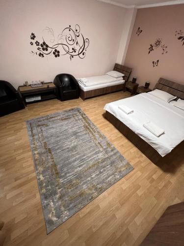 1 double bed, 1 twin bed