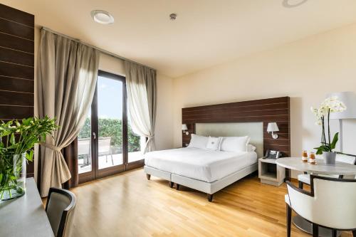 1 queen bed, 1 sofa bed