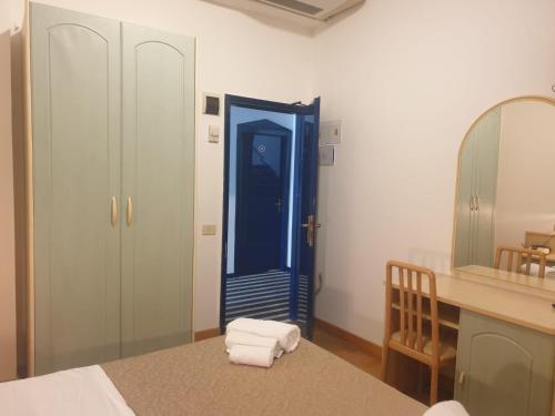 Budget Double or Twin Room image 10
