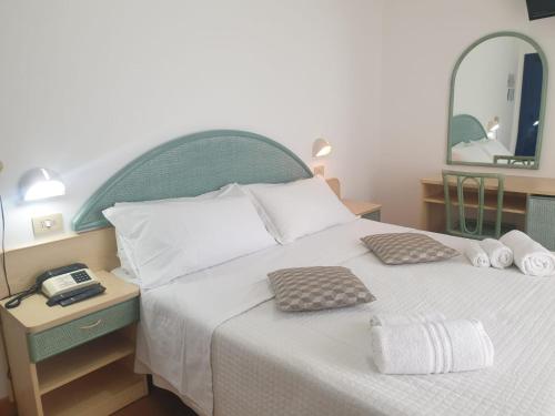 Double or Twin Room image 7