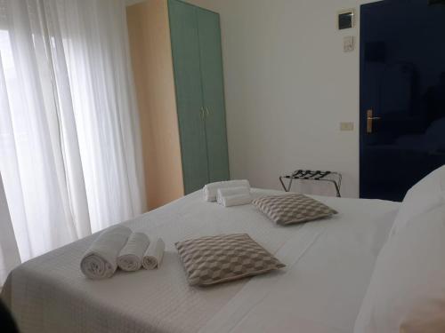 Double or Twin Room image 4