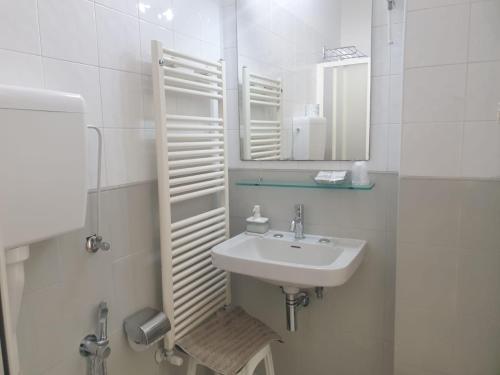 Double or Twin Room image 3