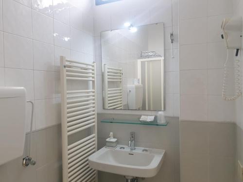 Double or Twin Room image 2