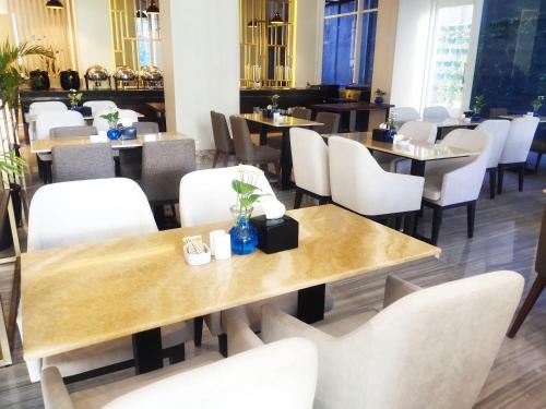 레스토랑, 수라바야 리버뷰 호텔 (Surabaya River View Hotel) in 수라바야