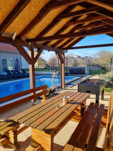 Olive Tree House with Jacuzzi, WiFi and 40m2 pool in Širitovci
