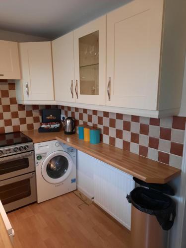 KB51 Charming 2 bed house in Horsham, pets very welcome and long stays with easy access to London, B in ฮอร์ชาม