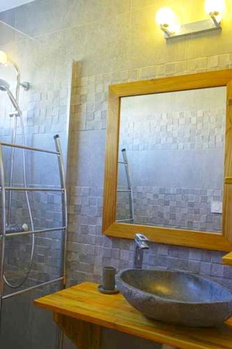 Μπάνιο, Appartement spacieux à Lamentin + piscine et jacuzzi. (Appartement spacieux a Lamentin + piscine et jacuzzi.) in Lamentin