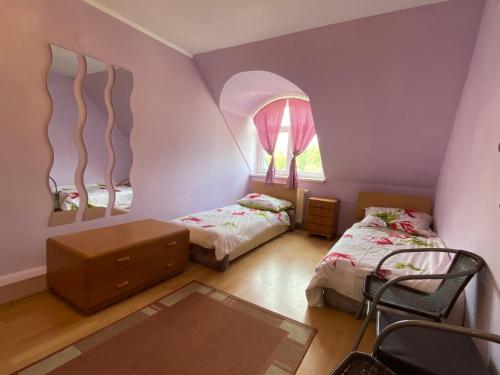 room detail thumbnail 2