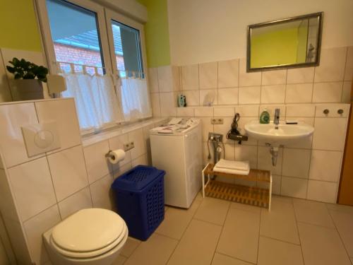 ห้องน้ำ, Großzugige Wohnung mit Schreibtischarbeitsplatz in Genthin OT Tucheim in เกนทิน