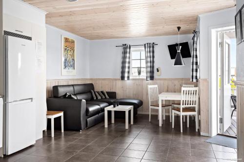 2 bedrooms, 3 beds