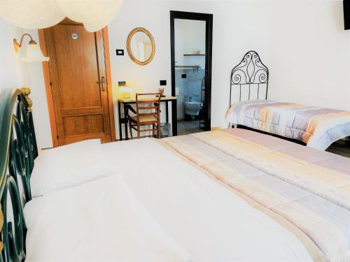 1 queen bed, 2 twin beds