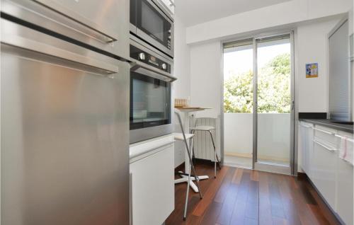 One-Bedroom Apartment image 9
