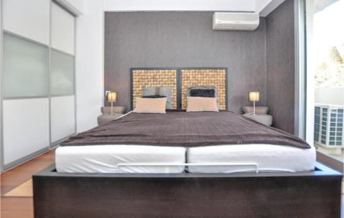 One-Bedroom Apartment image 6