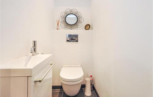 One-Bedroom Apartment image 4