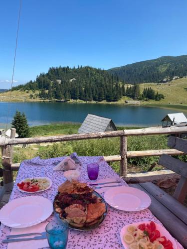 Restorāns, Prokoško jezero Zlatna koliba (Prokosko jezero Zlatna koliba) in Fojnica