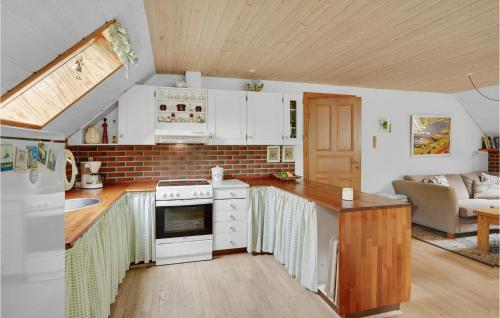 Kitchen, Nice Home In Lkken With 2 Bedrooms And Wifi in Hjorring