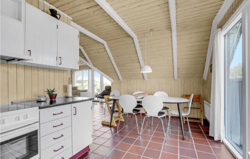 kök, Awesome Home In Blvand With 3 Bedrooms And Sauna in Vejers Strand