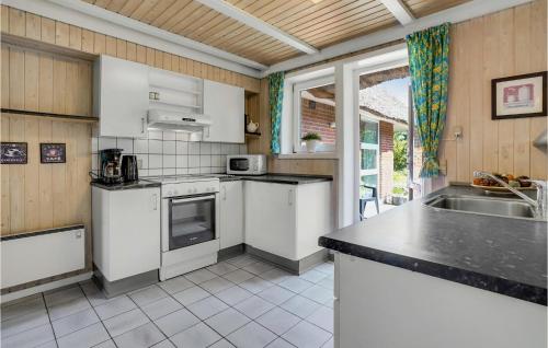 keittiö, Awesome Home In Blavand With Sauna in Oksby