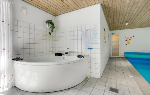 Uima-allas, Awesome Home In Blavand With Sauna in Oksby