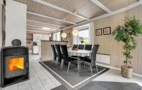 Ravintola, Awesome Home In Blavand With Sauna in Oksby