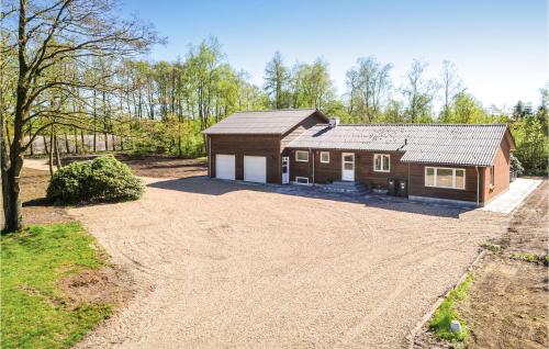 Five-Bedroom Holiday Home In Kibak