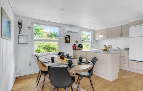  Nice Home In Roslev With Wifi And 3 Bedrooms in Roslev