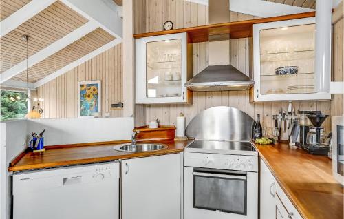 Kitchen, 3 Bedroom Beautiful Home In Frøstrup in Norklit