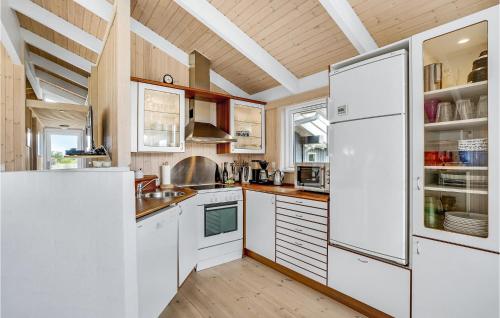 Kitchen, 3 Bedroom Beautiful Home In Frøstrup in Norklit
